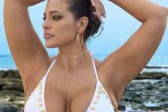 Poitrine : 100 D.  Ashley Graham